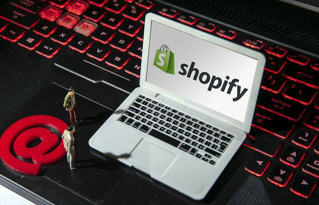 定制外貿(mào)獨立站商城和選擇Shopify建站大比拼，一擼到底！